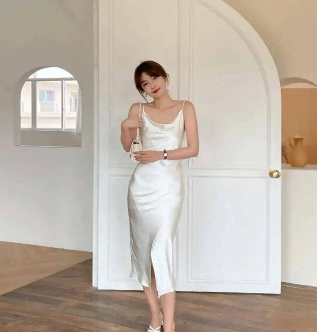 裙子穿着很有气质乳白色的连衣裙穿上很温柔