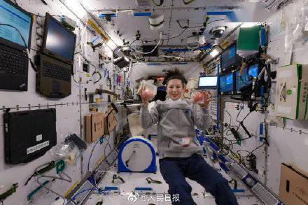 翟志刚叶光富拍摄的王亚平美图