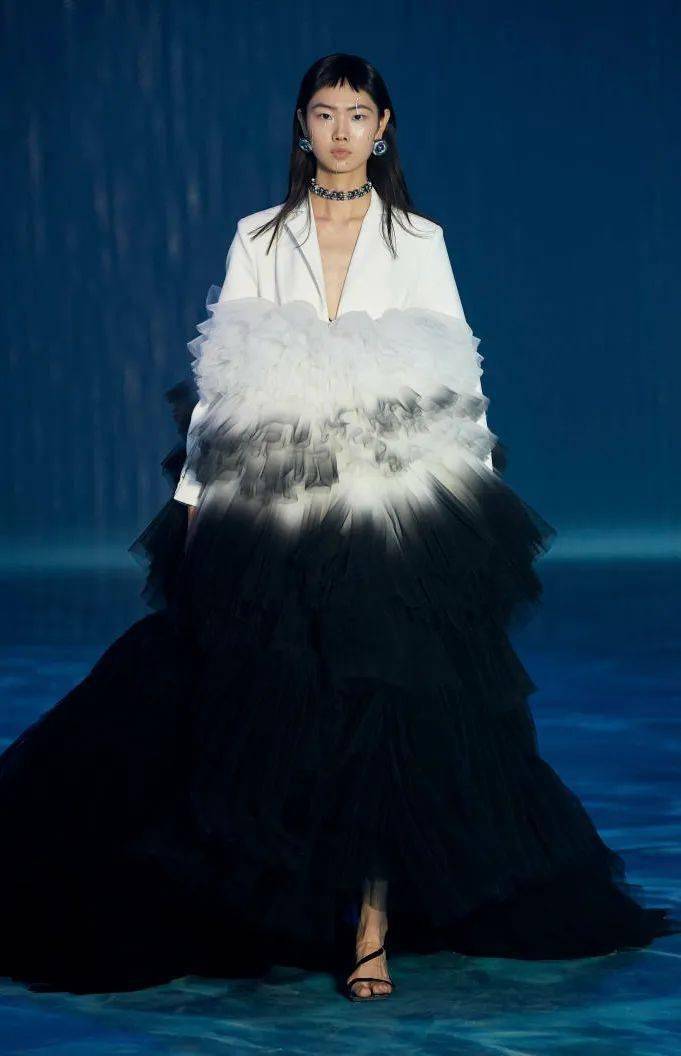 色调 2022春夏女装流行色T台分析