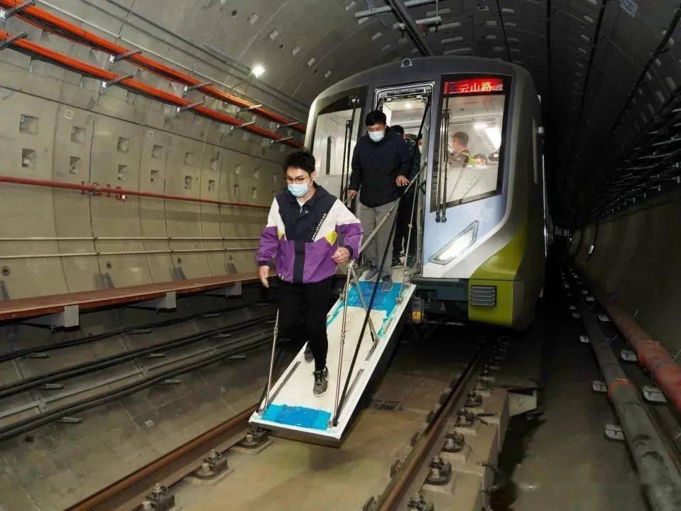 打开车头逃生门 人员区间疏散【14号线开展综合演练】场景逼真