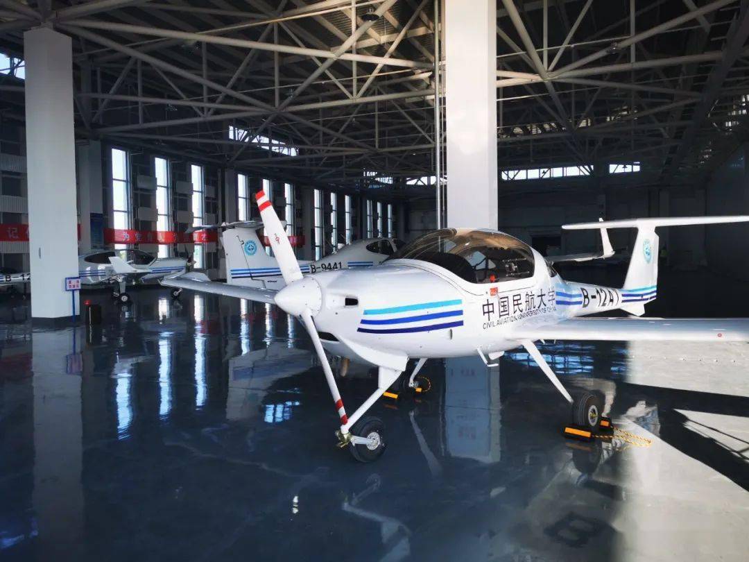 现在学院也新购置了da40ng型训练飞机,这些飞机比之前用的飞机导航