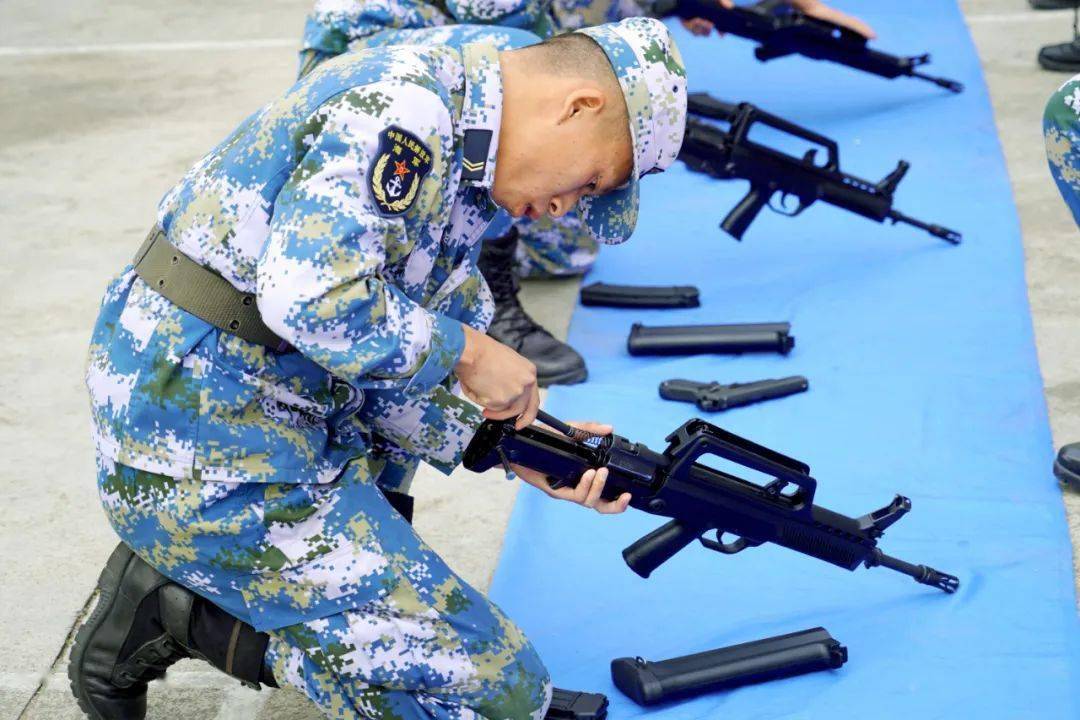 崖东水畔,岸勤尖兵向战行