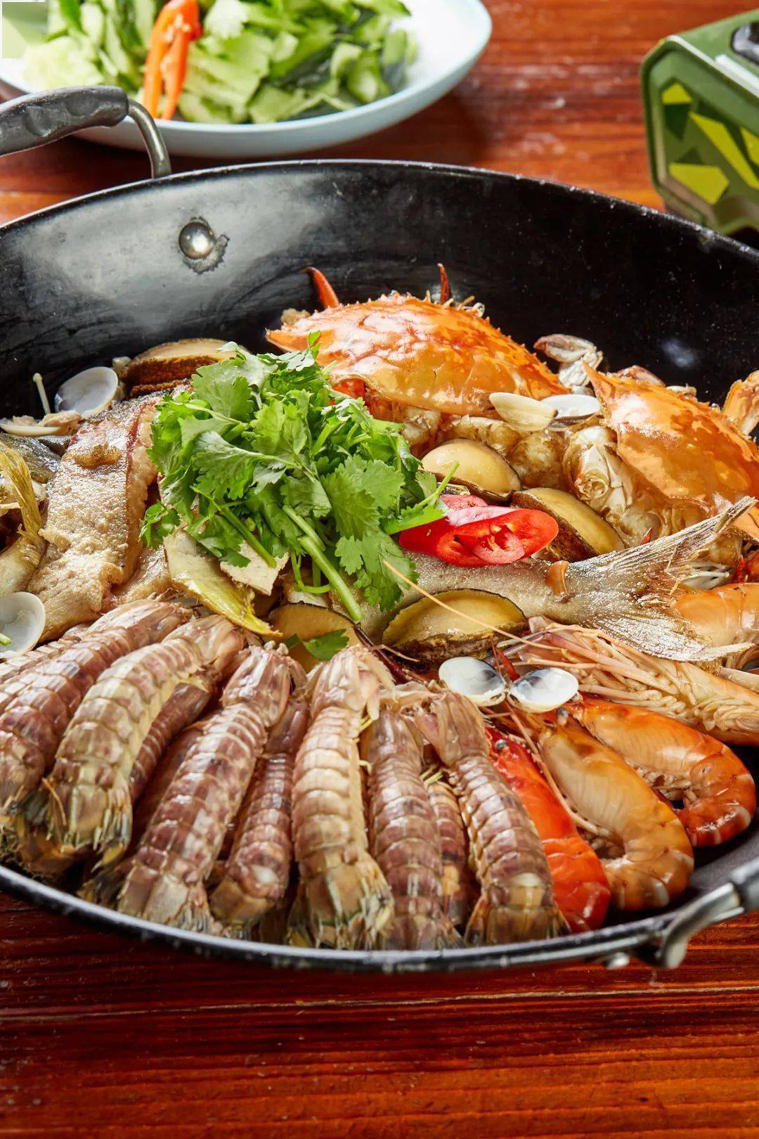 现捞生猛海鲜,满满一大锅!鲍鱼,生蚝,螃蟹.鲜得你一激灵!