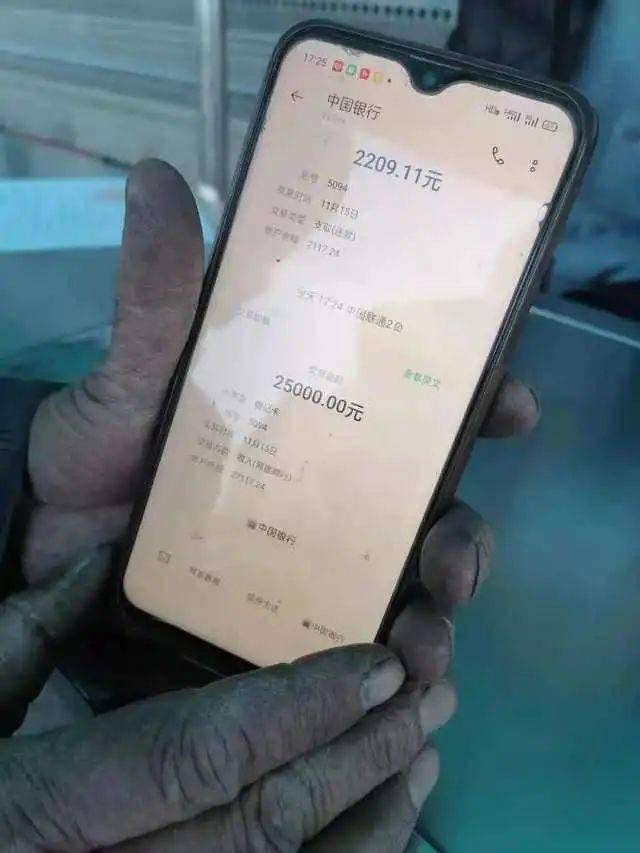这是一双历经风霜的手 执行人员为农民工讨薪2 5万元后感叹 西夏区
