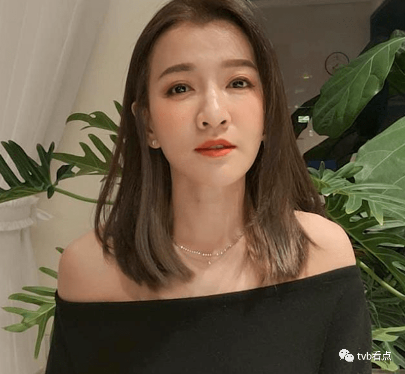 现年45岁的曾雅兰,出道已经很多年了,除了当主持人,她还经常亮相各大