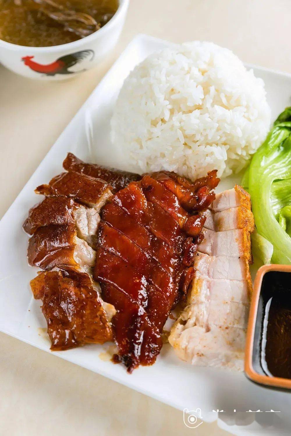 玻璃烧鹅,黯然销魂叉烧饭,白切鸡饭,这几道都蛮热销的,地道的港式风味