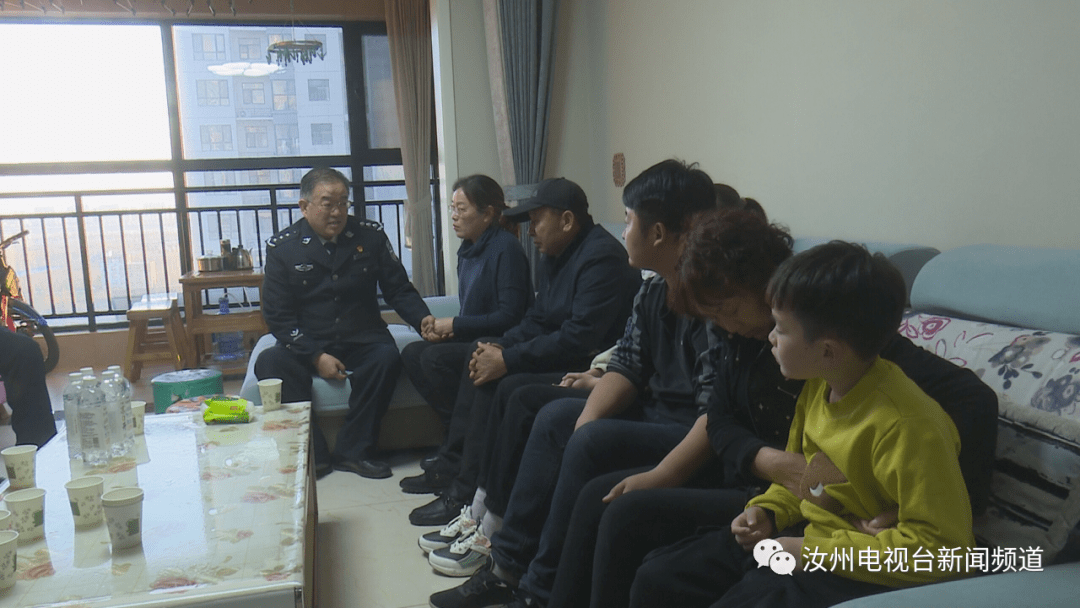 受公安部领导委派程人华莅汝看望慰问因公牺牲民警叶光辉家属