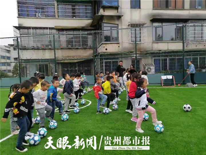 洪国勇|【足球“踢”进校园】做着游戏学足球！安顺市第二幼儿园：孩子们都喜爱踢足球