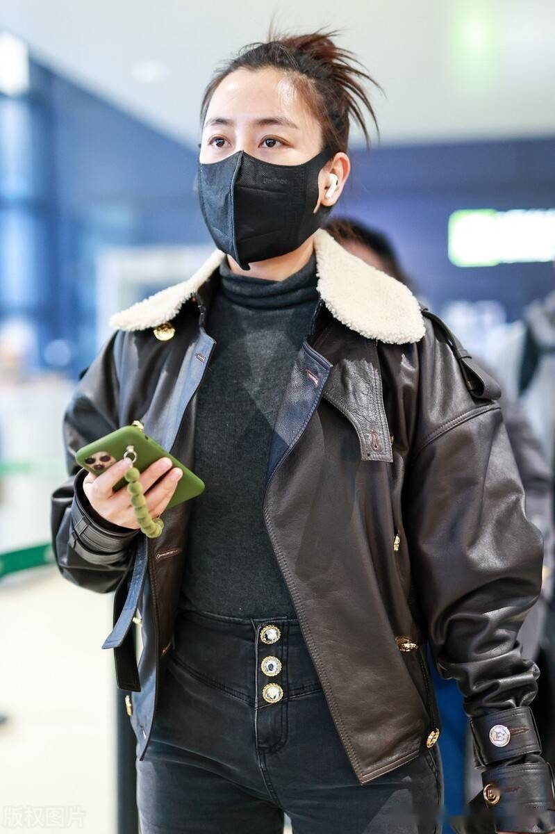 街拍:马苏穿黑色皮衣高筒靴酷炫大姐范儿_机场_酷飒_马苏