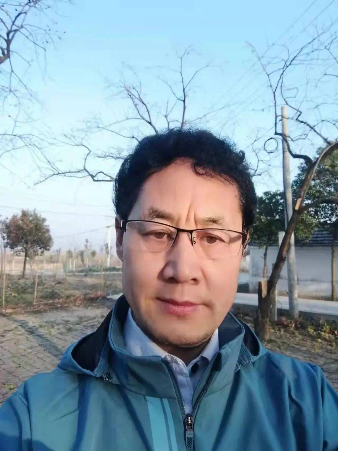 张道发小牛在田野里撒欢组章