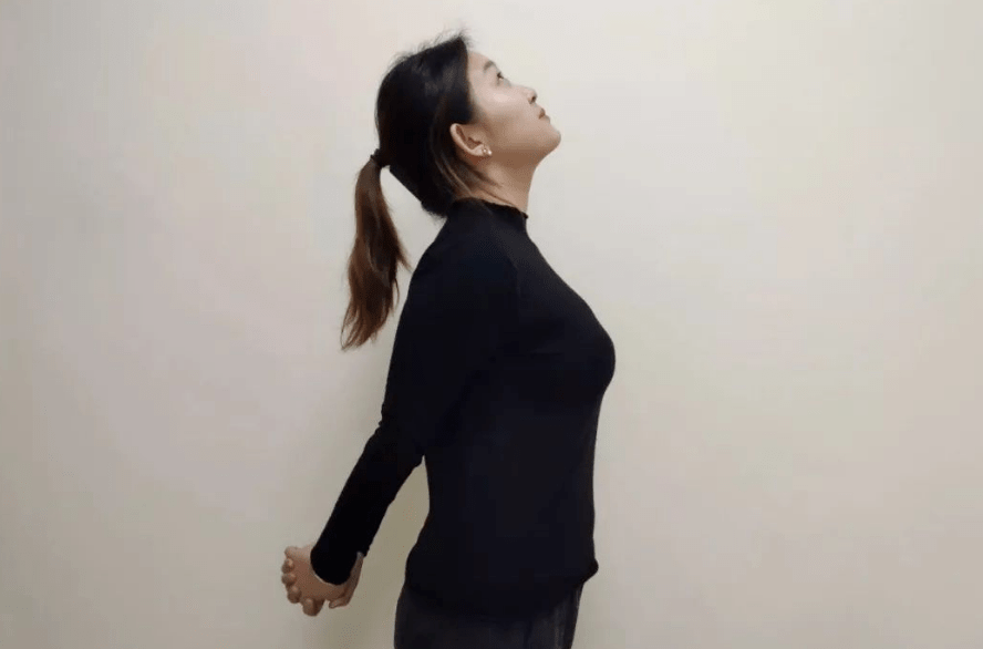 方法: 双手交叉背在身后,持续发力向下拽动,同时向上挺胸.