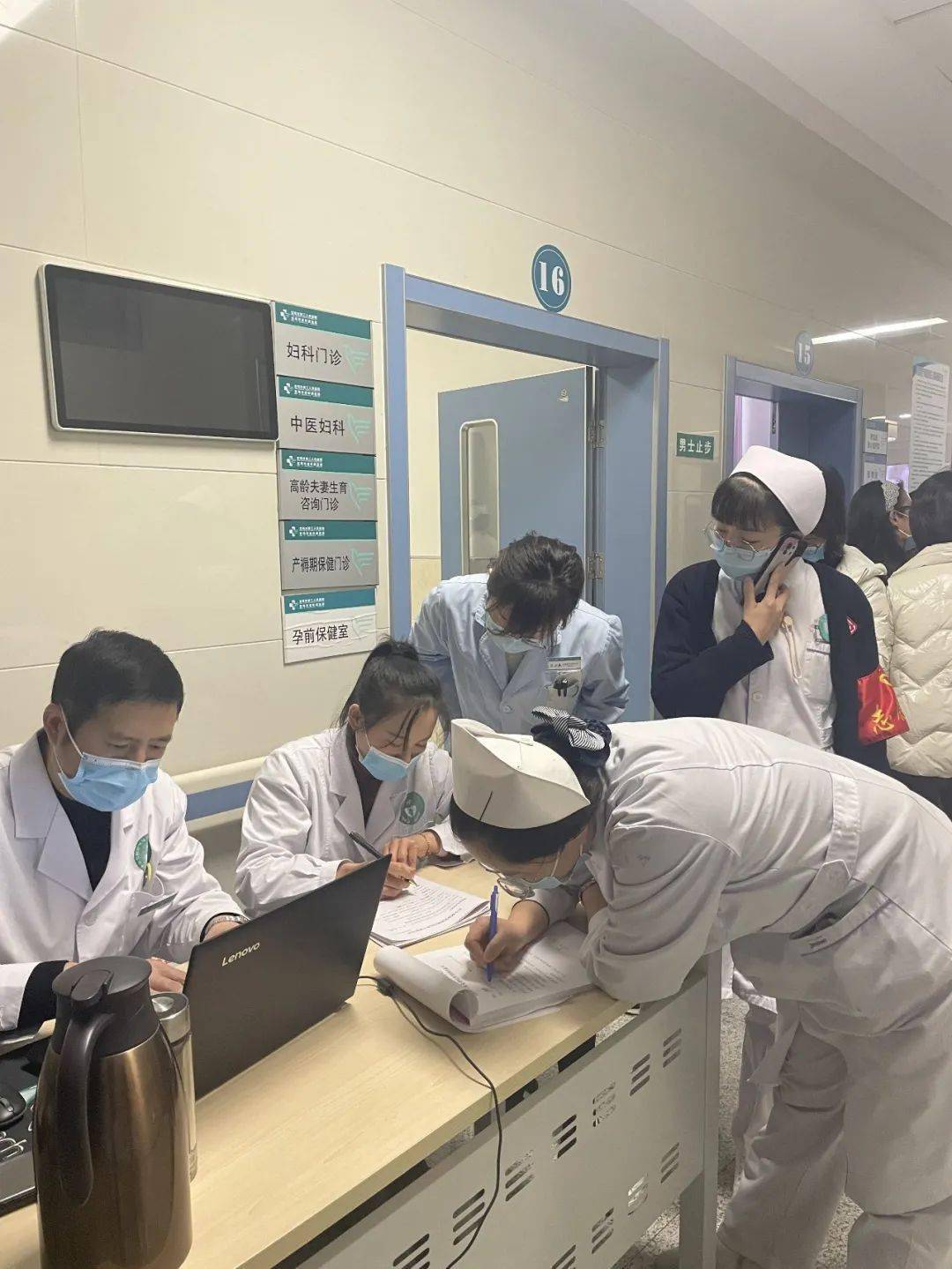 早上8点诊室采样工作已经有序的开始大家排队登记妇检采样白带