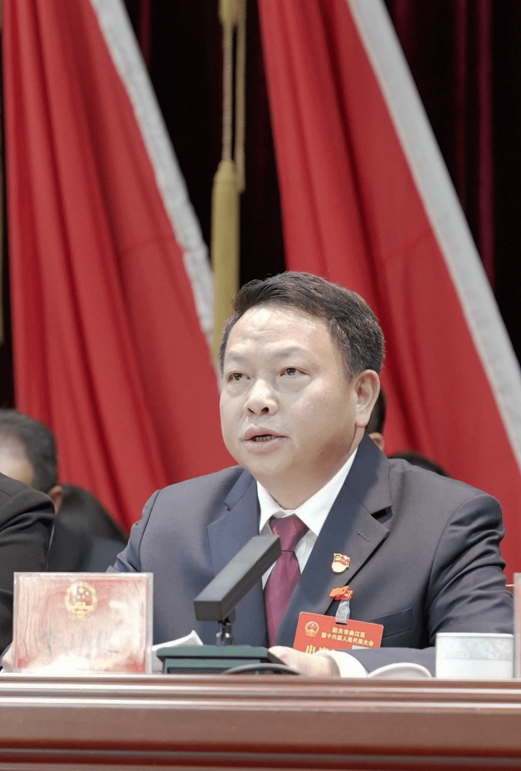 由新当选的韶关市曲江区人民政府区长李功保领誓