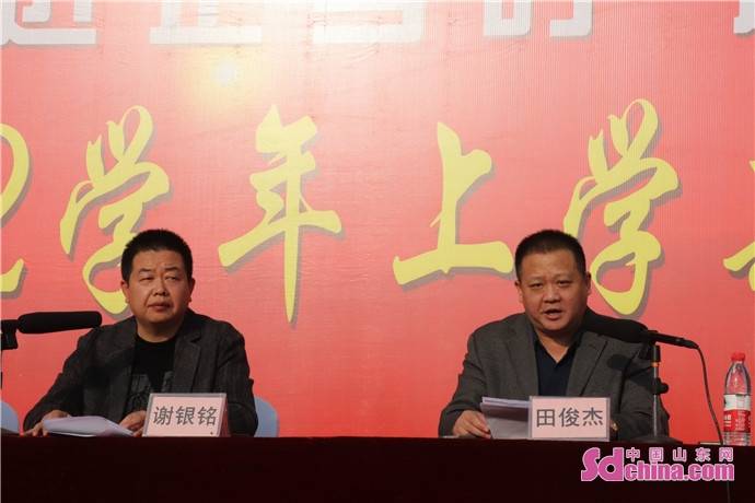 随后,级部主任代表高一一部主任刘鹏伟作表态发言,高二一部 教师傅东