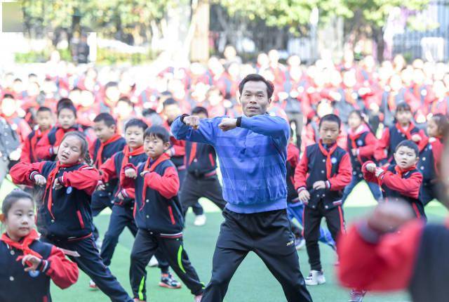 程墨|武汉市长港路小学：校长每日领舞成“风尚”