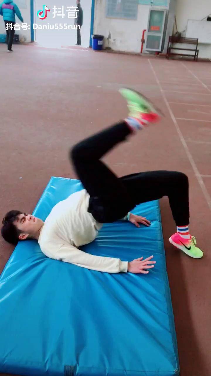 田径分享一个顶髋的小练习可以有效的提升短跑中送髋的不足希望可以给