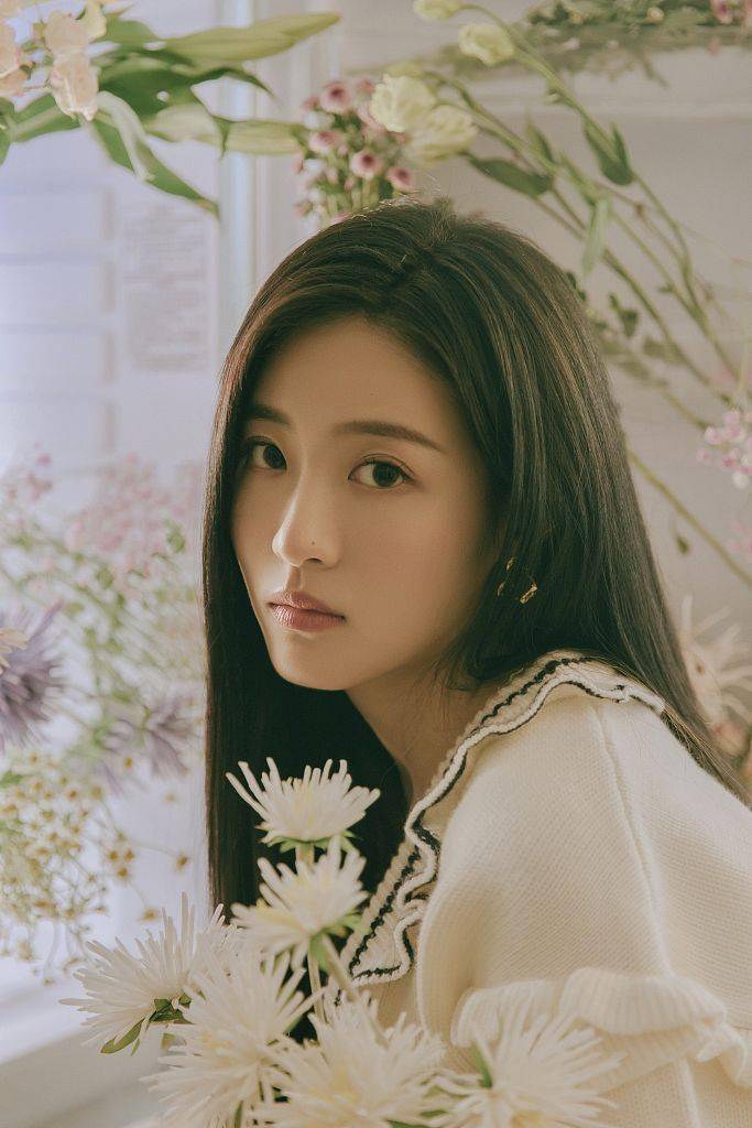 孙芮居家慵懒风写真又纯又欲 中分长发对镜甜笑气质怡人