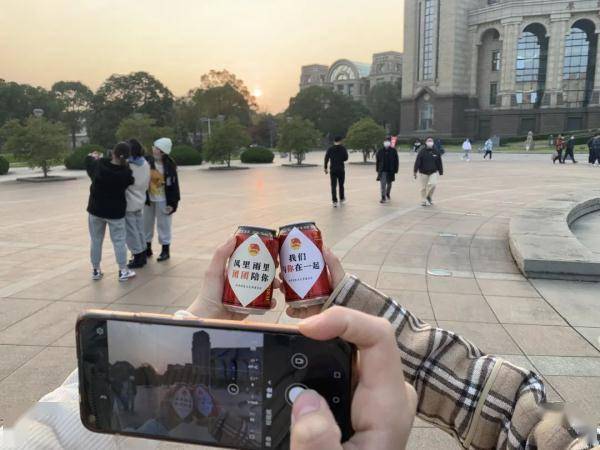 闭环中的复旦江湾校区，互助文档刷屏！一句句“我能提供的物品”，传递互助温暖