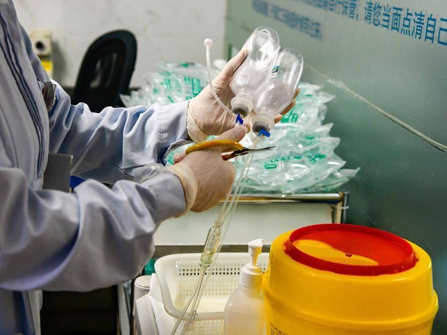 机器人在上海医院输液室上岗医院护士以前每天弯腰900次