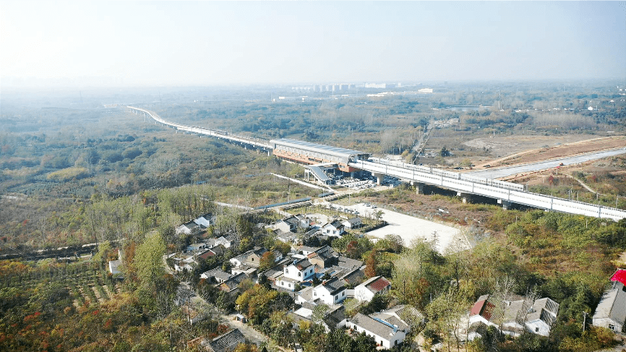 随着桥林新城的开发建设,地铁s3号线贯通过境,其中南驿村高家冲地铁站