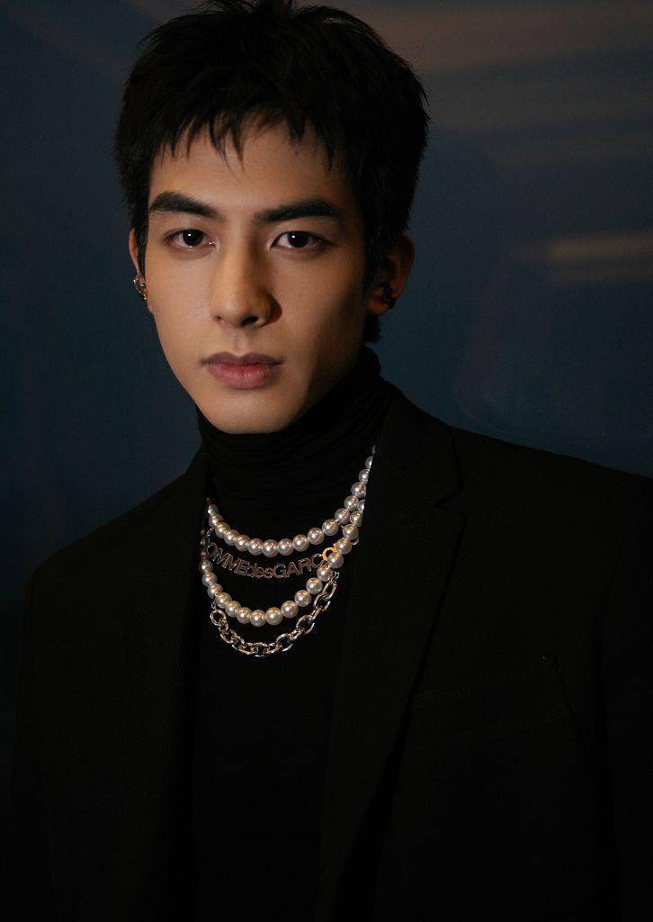 宋威龙城市暮光大片神秘高级叠戴珍珠项链贵气十足