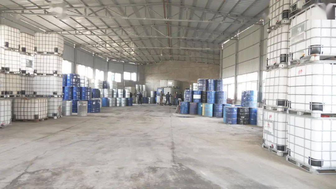 黄陂查获一起非法储存危化品案件_执法人员_仓库_热线