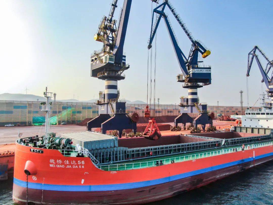 11月26日,"魏桥佳达56"和"魏桥佳达57"两艘万吨级铝土矿专用转运船舶