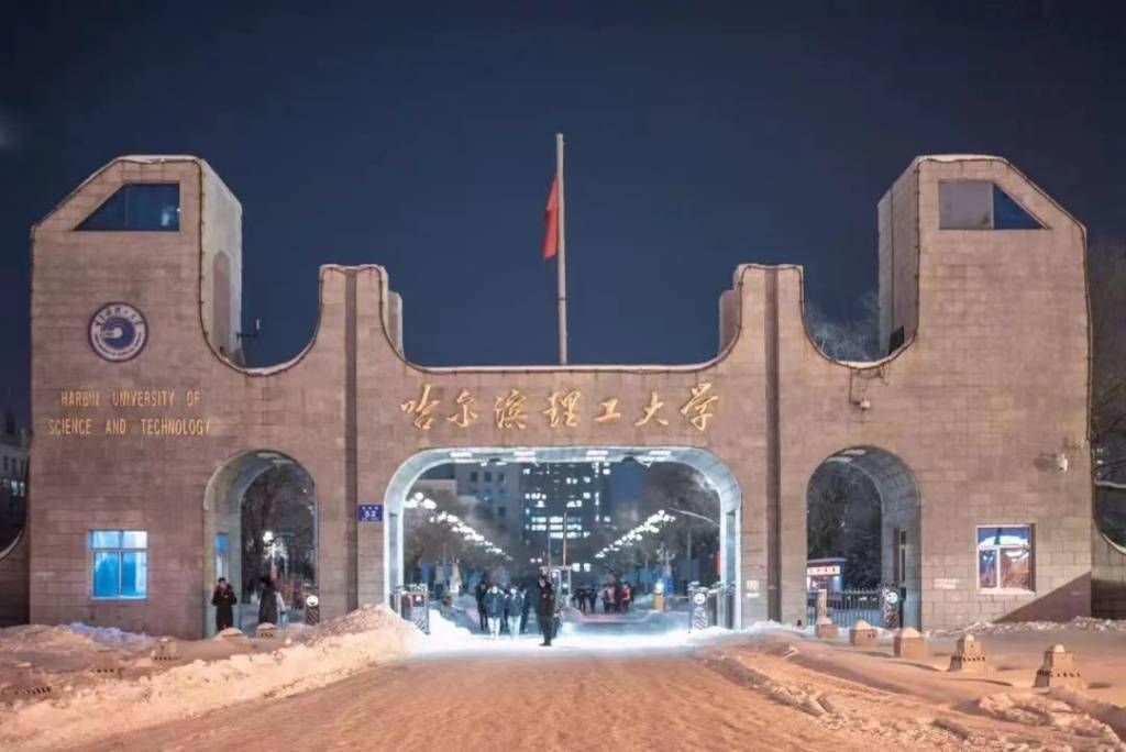 【雪落象牙塔】哈理工:新雪初霁 冬日可爱_校园_雪花_青松