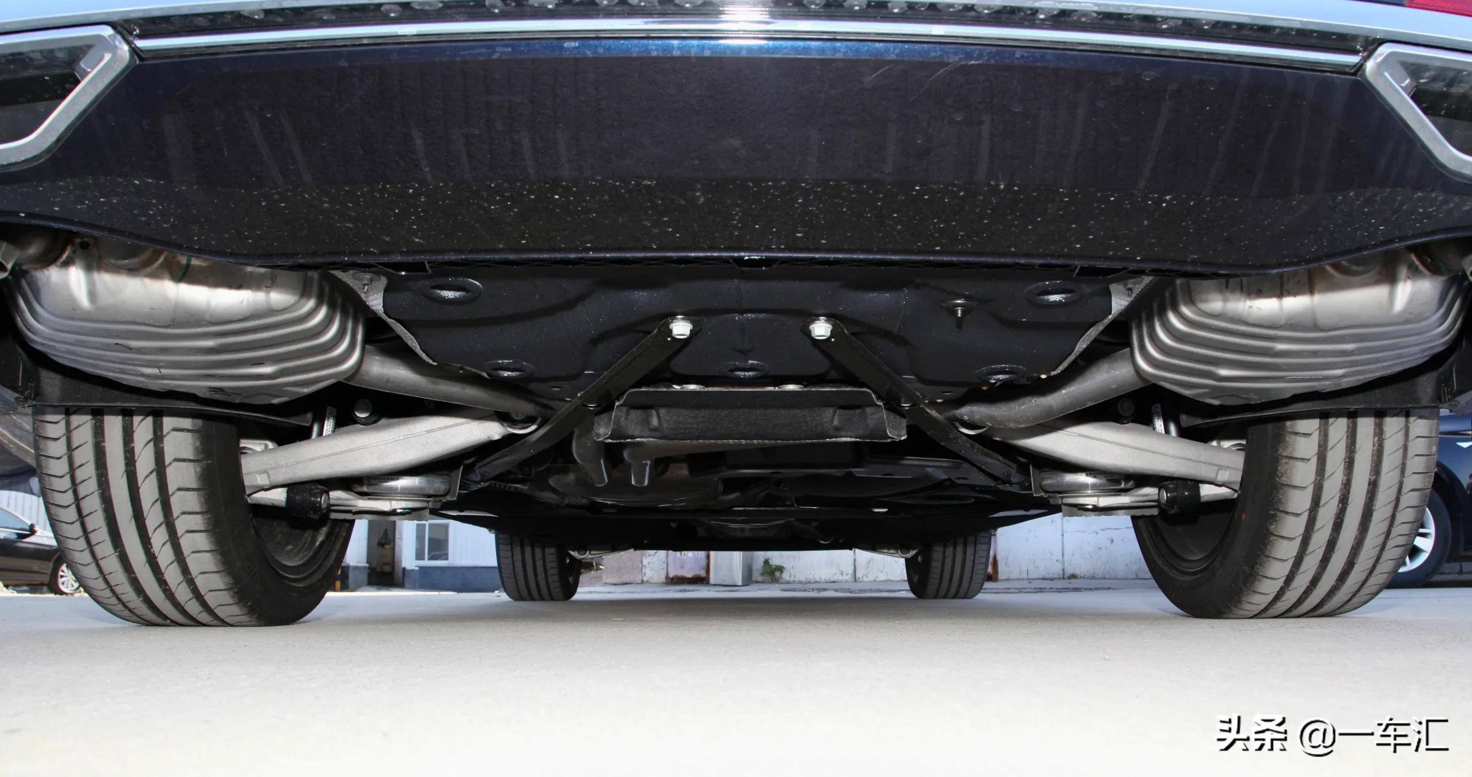 底盘方面,辉昂采用了mlb平台,因此发动机也改为了纵置布局,380tsi车型