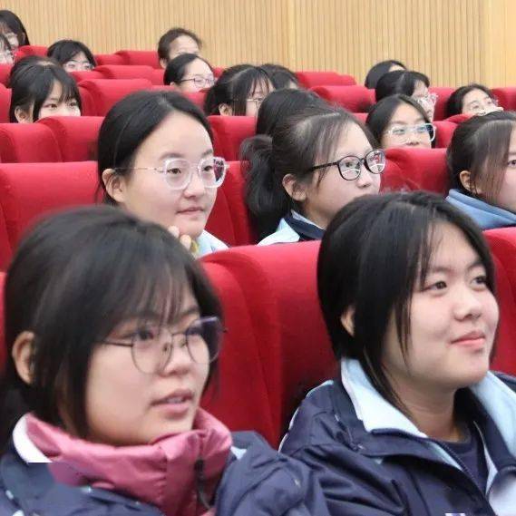 守护花季绽放青春平邑一中新校区举办女生心理健康讲座