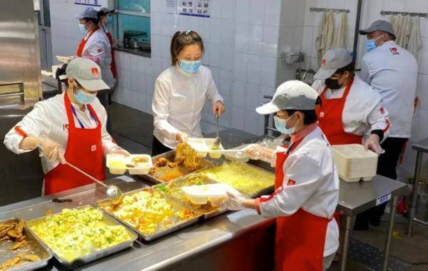 复旦江湾校区的日与夜：封闭管理井然有序，线上线下温暖互助