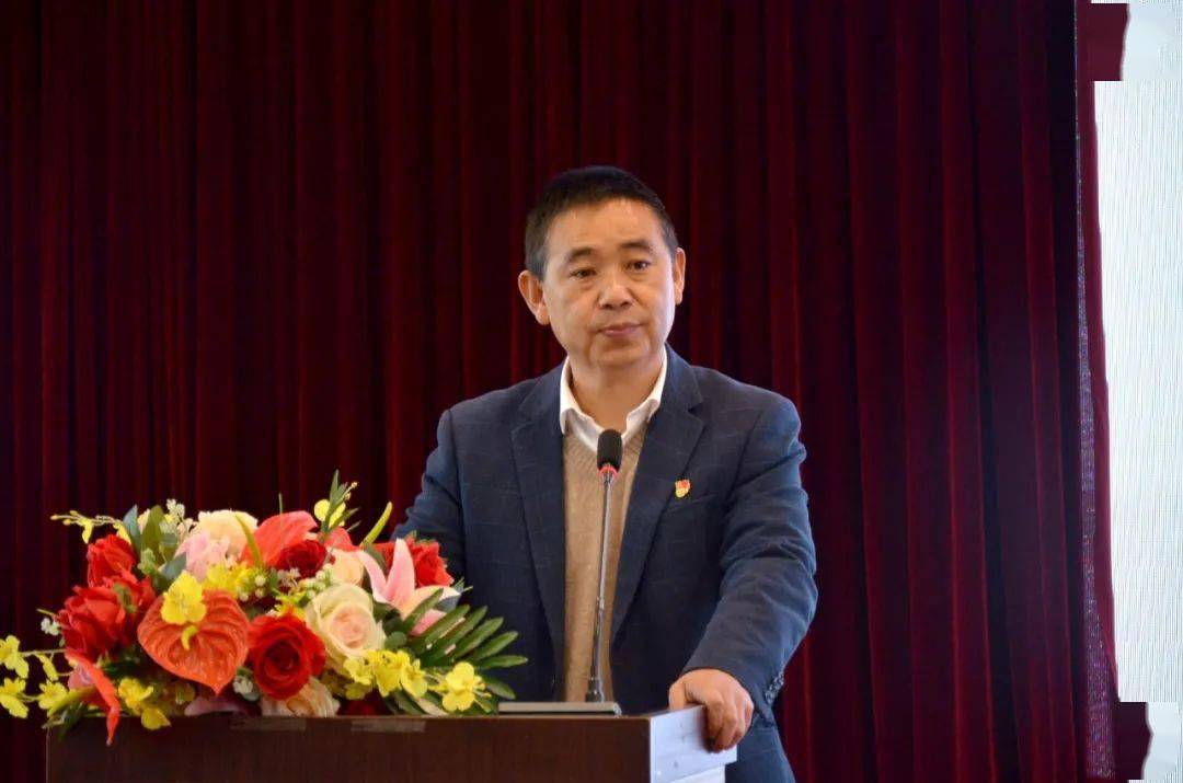 学院党委书记木红春向莅临会议指导的省妇联领导,安宁市妇联领导,表示