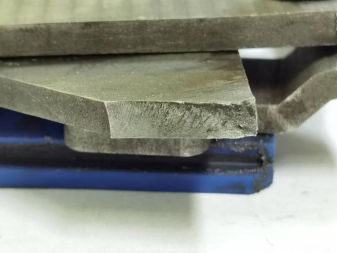 各位大神: 从图片中可以判断出断裂的方式吗?