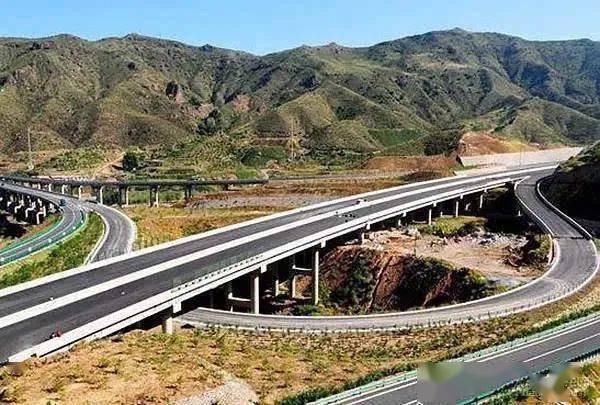 1997年5月,张家口市的第一条高速公路一一宣大高速公路开工建设.