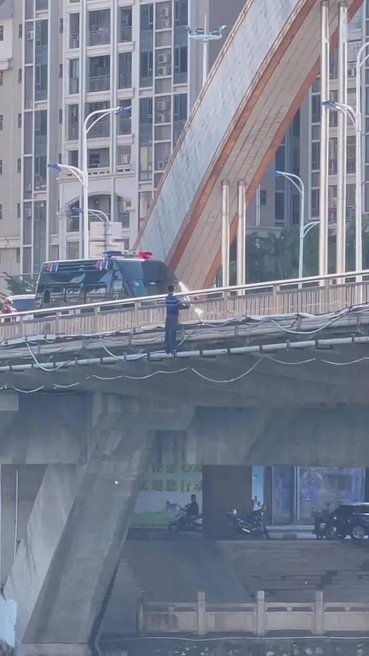 云浮男子跳河事件,官方刚公布!_救援_橡皮艇_罗定