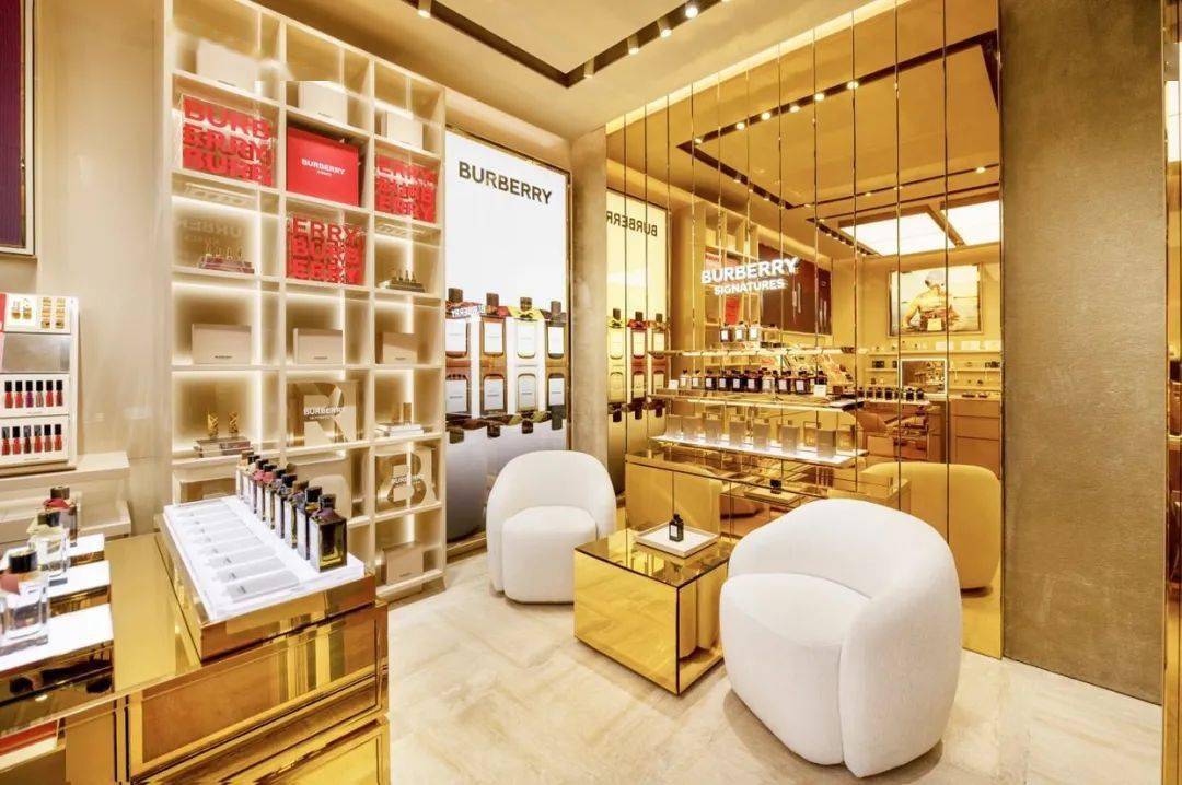 在burberry专柜,记者还注意到品牌专门开辟有独立的高定香水体验区