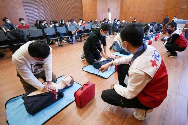 11月28日,清華大學醫院醫生李晶鈴(右一)在