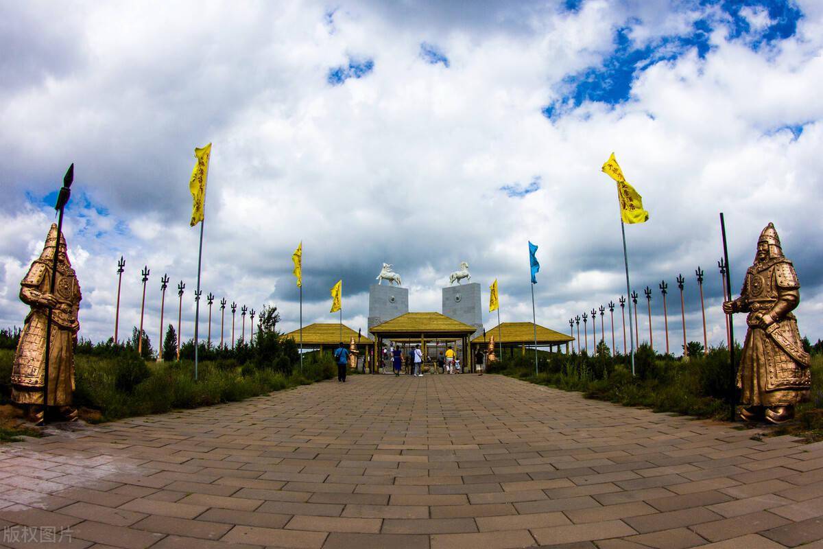 这里历史悠久,古迹众多,古代的鄂尔多斯正是我们今天大名鼎鼎的朔方城