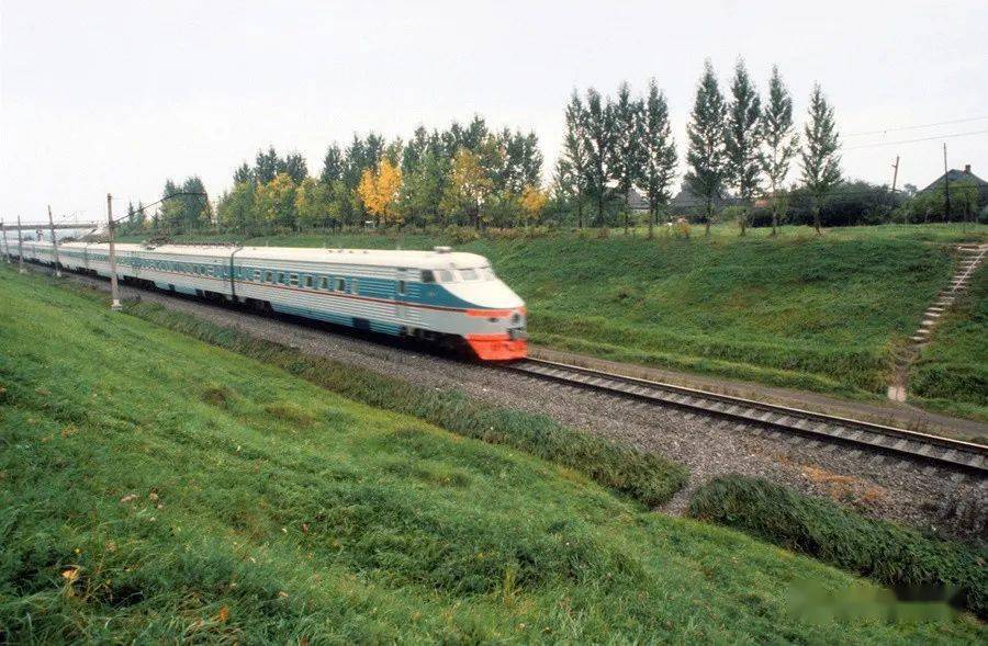最高时速200公里全车航空座椅 1979年苏联高铁列车第一次载客试运行