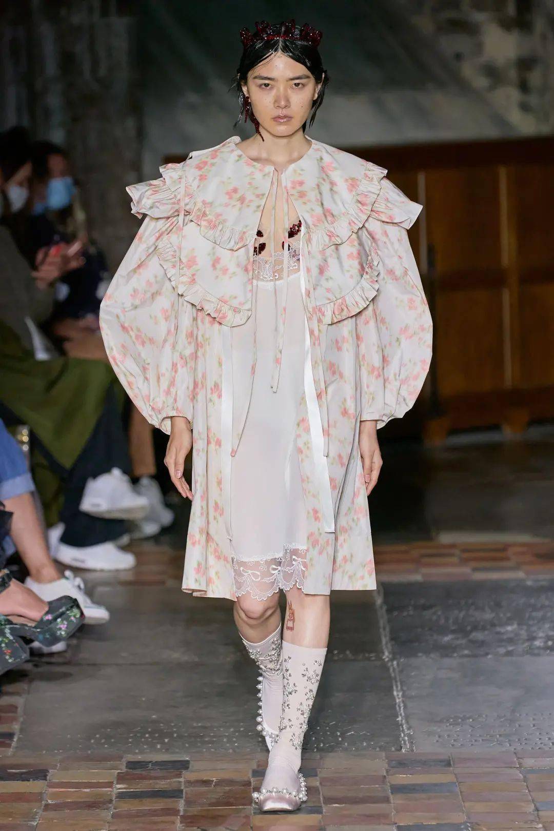 唯美 Simone Rocha｜怪诞少女的着装浪漫，流露出率性不羁却又浪漫唯美的气息，将浪漫朋克主义进行到底！