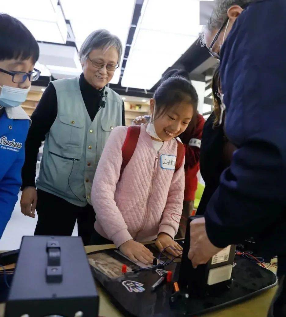 72岁硬核姥姥退休后走红，吸粉百万，真实身份曝光：她可不简单！