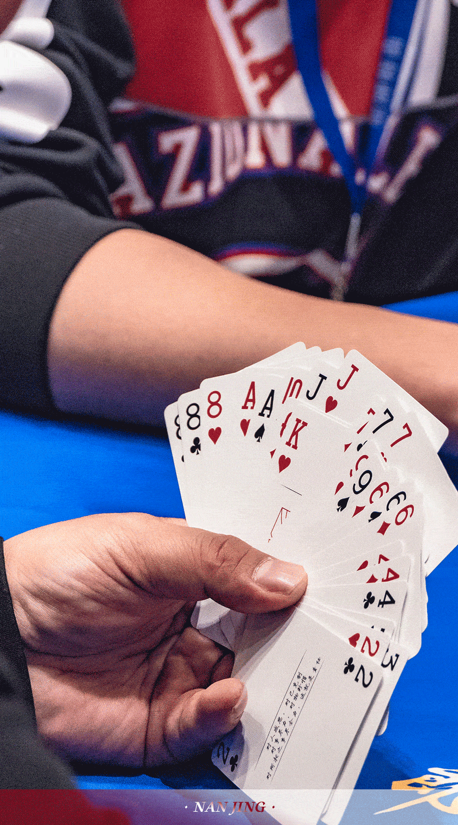 集"智力体力魄力数学情商表演社交杀时间"于一身的顶流运动——掼蛋!