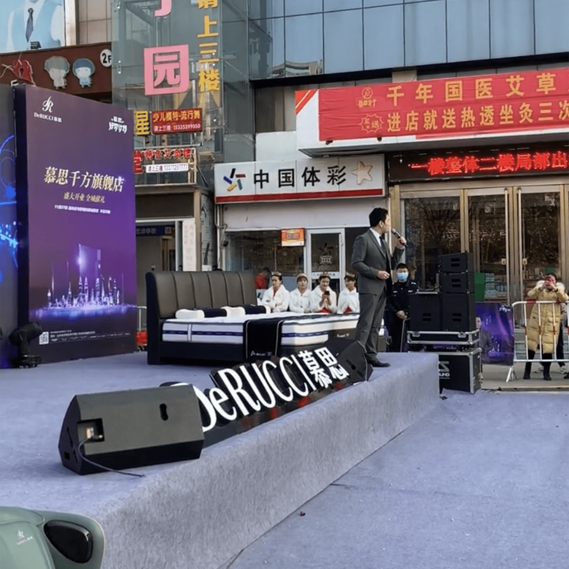 温兆伦现身临沂小县城商演,舞台简陋好寒酸,围观群众不足百人