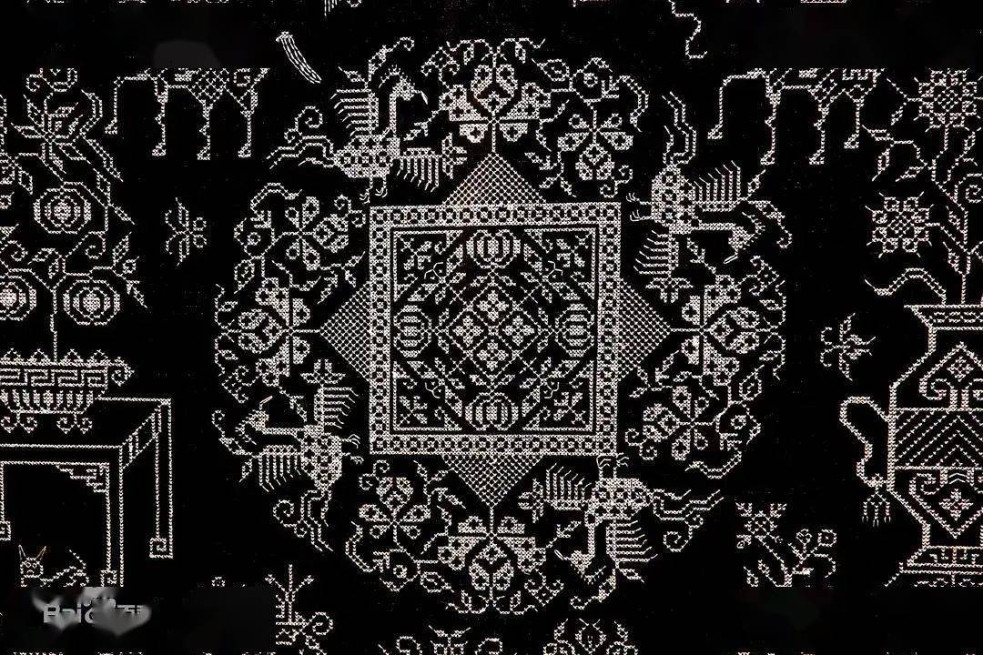 墓葬中出土的双耳罐上的漩涡纹与羌族传统服饰云鞋上的云纹非常相似