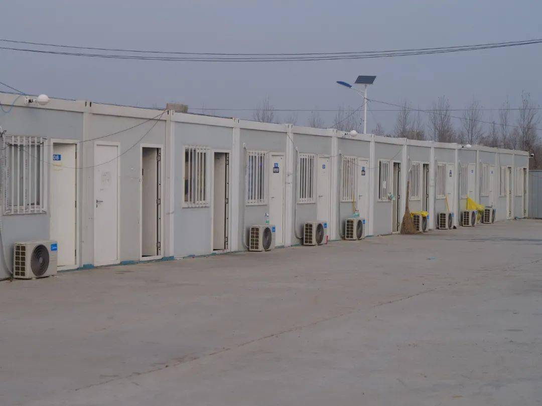 到达隔离点门口负压救护车队11月28日9:00前往凤翔方舱隔离点在南宫市