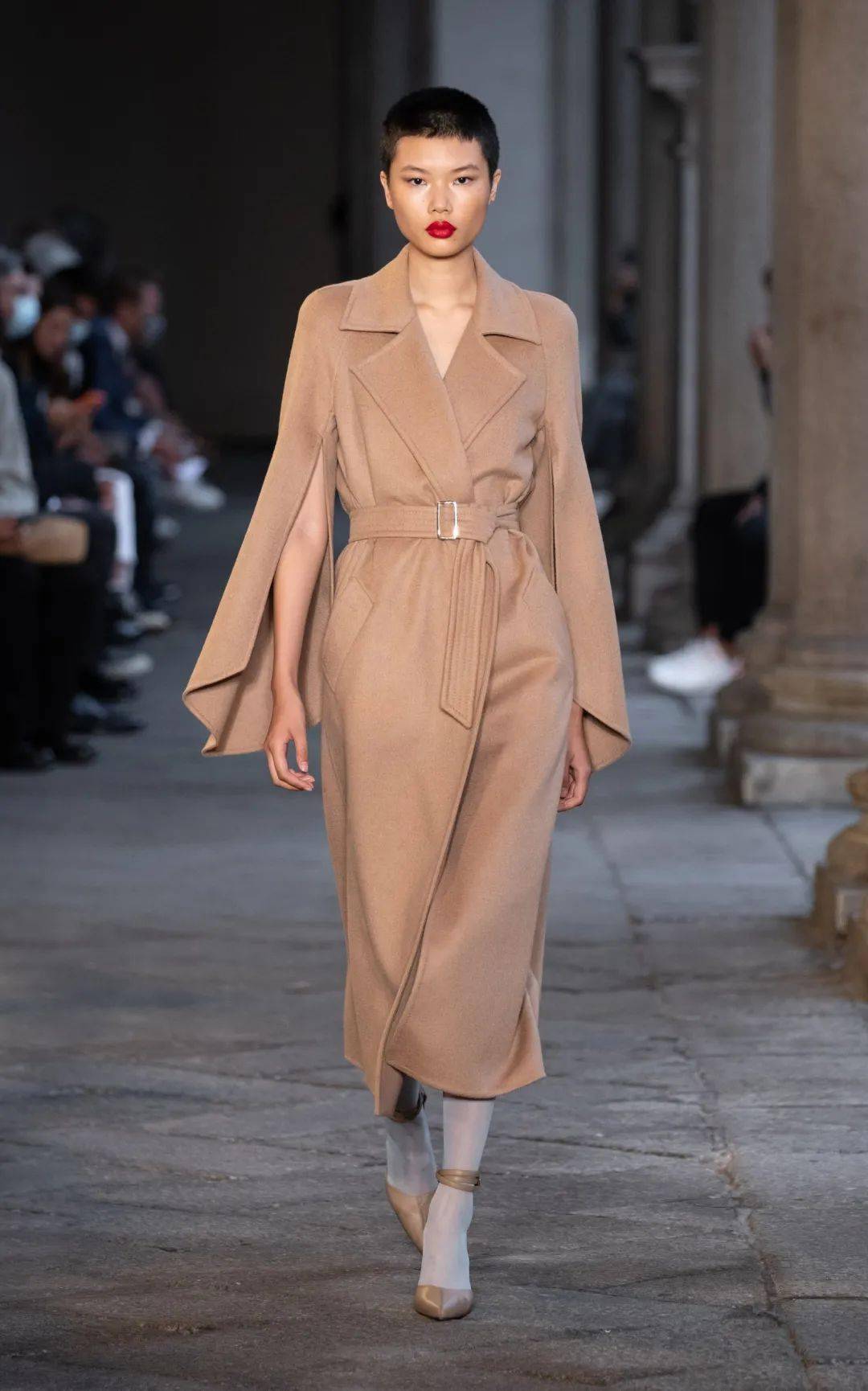 max mara(麦丝玛拉) 2021/22秋冬廓形剪裁,质感尽显高级