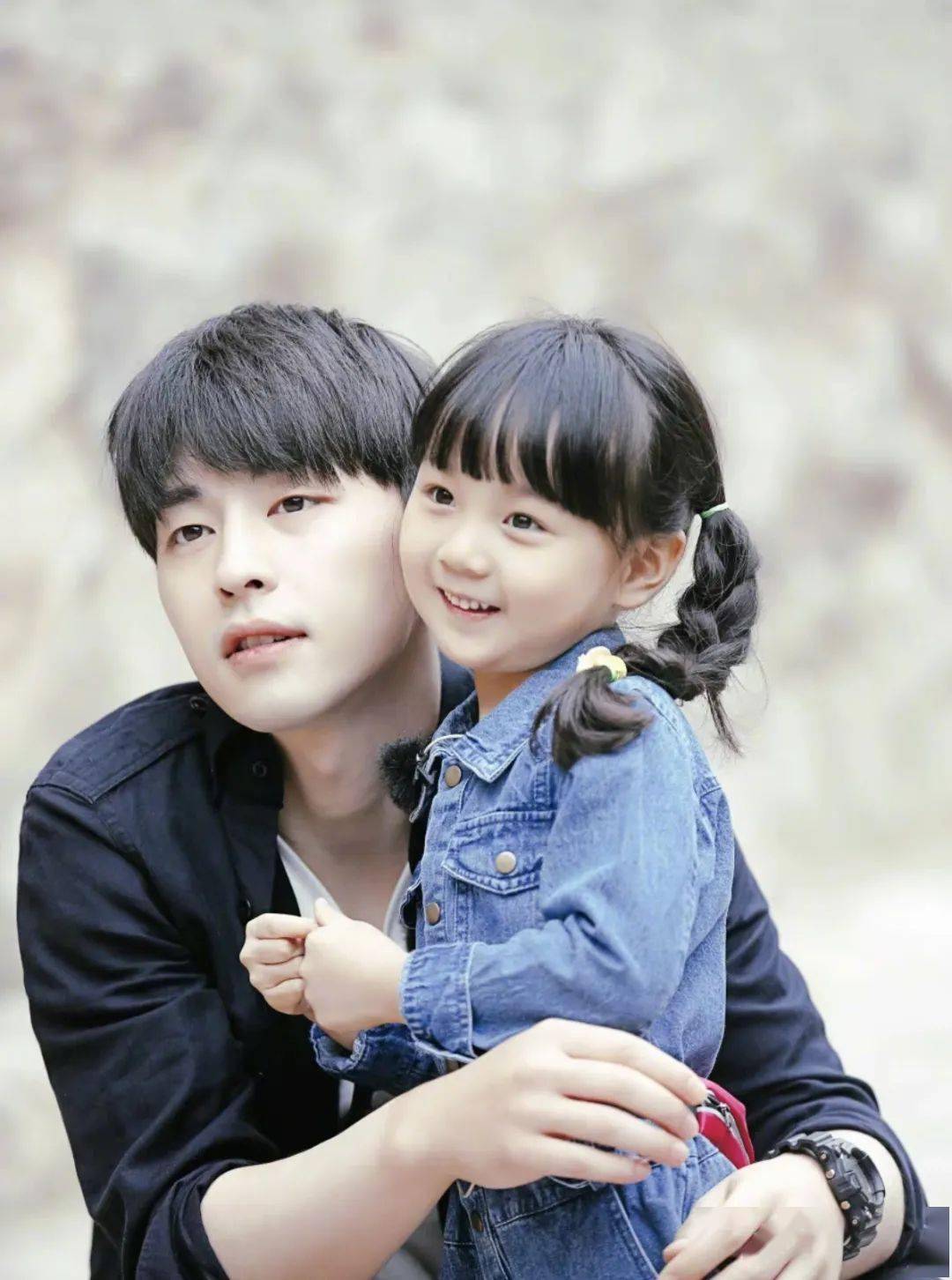 陈小春|吴尊晒《爸哪》三家重聚照!4年后萌娃长相变化大,杜江一家缺席...