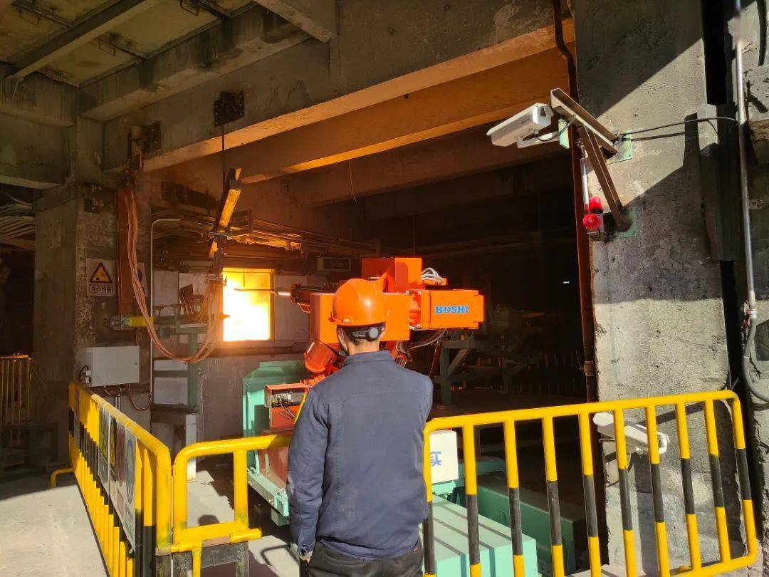 【项目建设】电石厂新增出炉机器人投入运行