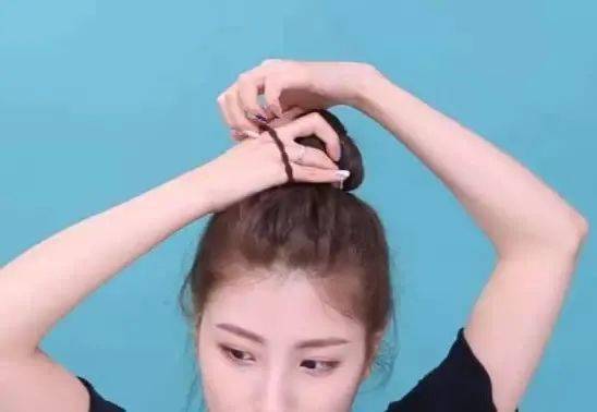 发辫长发妹妹不能错过的清爽丸子头教程！