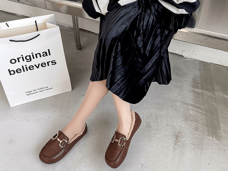 脚背 连续霸榜几年的马丁靴也该退位了吧！？这双保暖又软萌的乐福毛毛鞋才是今冬新秀！